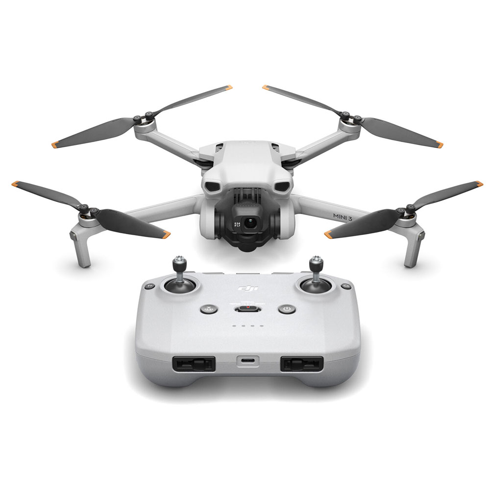 DJI-Mini-3-RC-N1 DJI Mini 3 + RC-N1 ohjain -lennokki, kompakti valkoinen nelikopteri, jossa on tyylikäs muotoilu, on esillä sen sopivan kauko-ohjaimen takana, joka on varustettu joystickeillä ja painikkeilla.