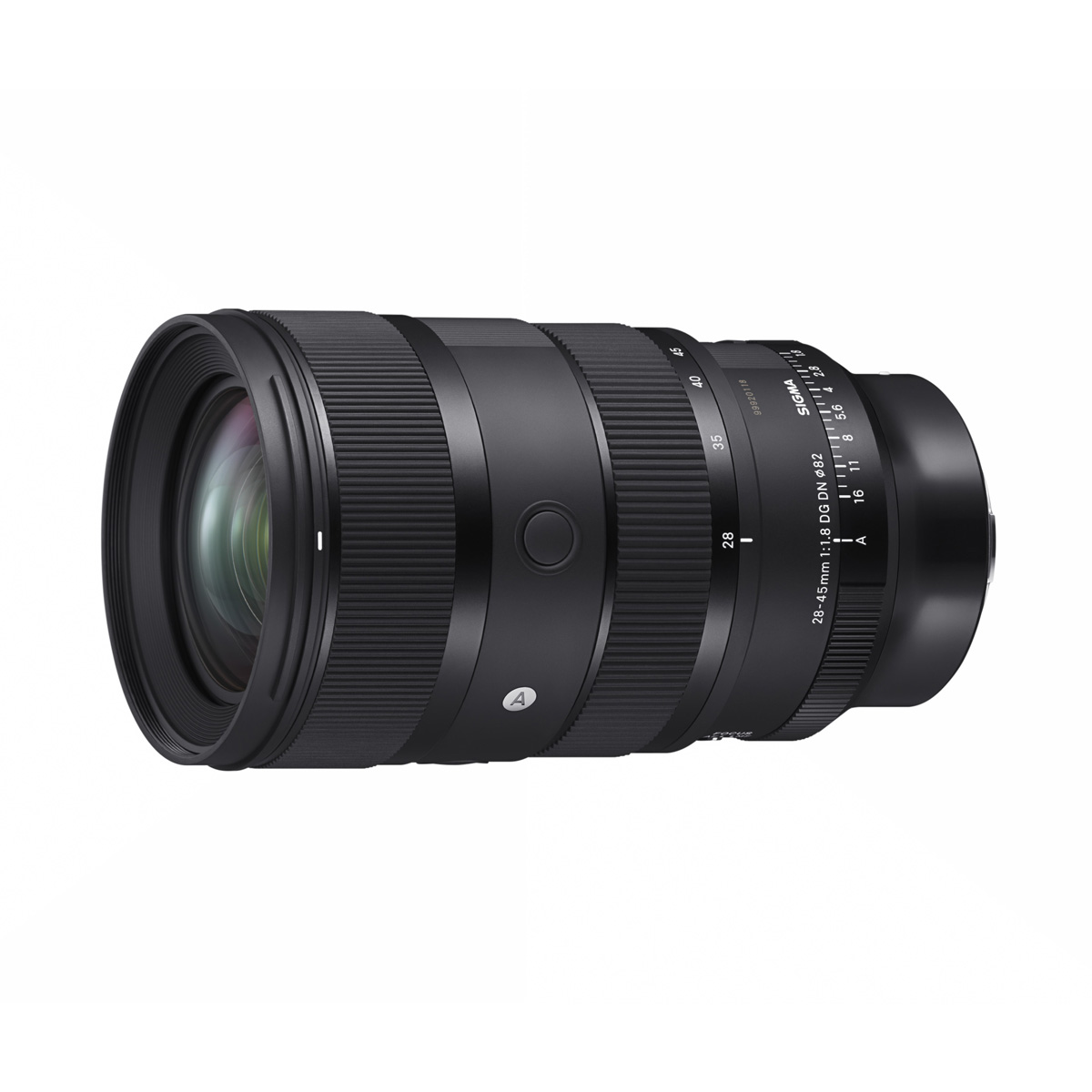 Sigma 28-45mm f/1.8 DG DN Art -objektiivi Sony E:lle on musta objektiivi, jossa on kuvioitu tarkennusrengas ja yksityiskohtaiset merkinnät, jotka on esitetty valkoisella taustalla kulmassa, jossa etulasielementti ja tynnyri korostuvat.