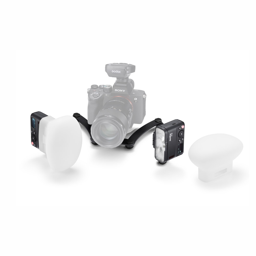 Godox MF12-DK3 Dental Flash Kit -makrosalama näkyy valkoisella taustalla kaksoissalamalaitteen, kahden ulkoisen salaman ja kahden valkoisen diffuusorin kanssa.