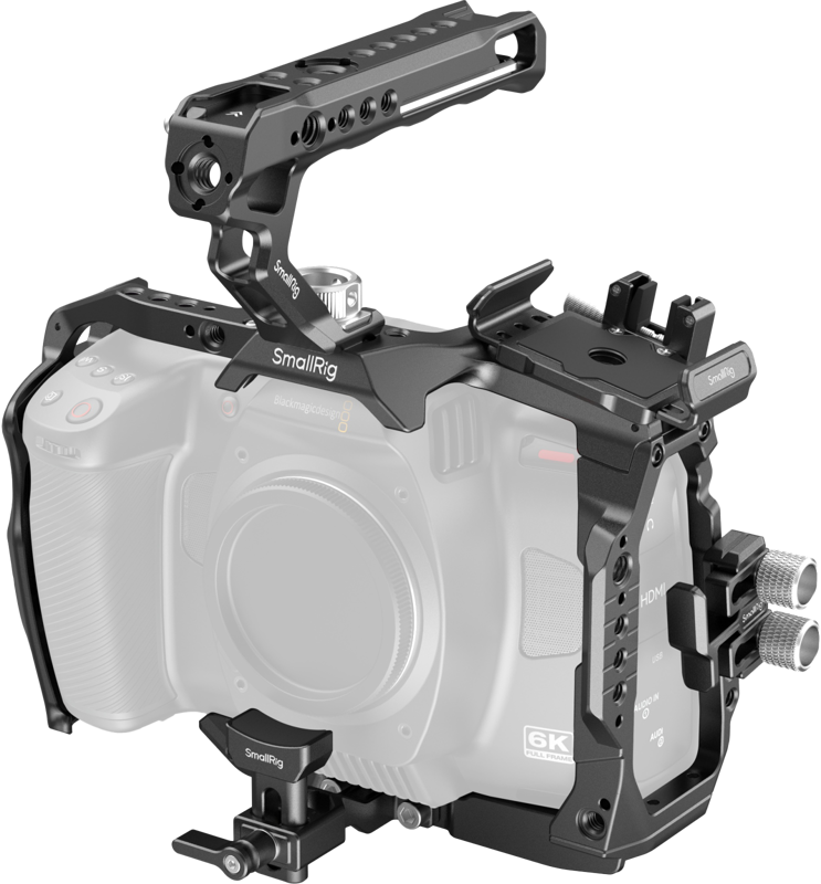 SmallRig 4574 Basic Cage Kit for Blackmagic Design Cinema 6K on asennettu kameraan, ja siinä näkyy useita kiinnityspisteitä, yläkahva ja lisävarustekiinnikkeet. Puoliksi läpinäkyvä kamera korostaa häkin muotoilua.