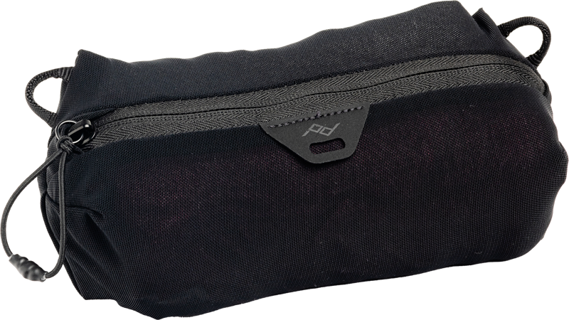 Peak Design Ultralight Mesh Packing Cube XX-Small Black -matkatavarakuutiossa on kestävä kangas, kaksi sivulenkkiä ja vetoketjusuljenta vetokielekkeellä.