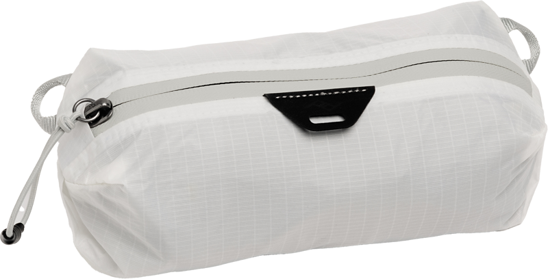Peak Design Ultralight Packing Cube XX-Small Cloud on valkoinen, suorakulmainen pussi, jossa on kuvioitu pinta, harmaa vetoketju, musta vetoketjun vetoketjun veto ja pienet silmukat molemmissa päissä helppoa kantamista tai lisävarusteiden kiinnittämistä varten.