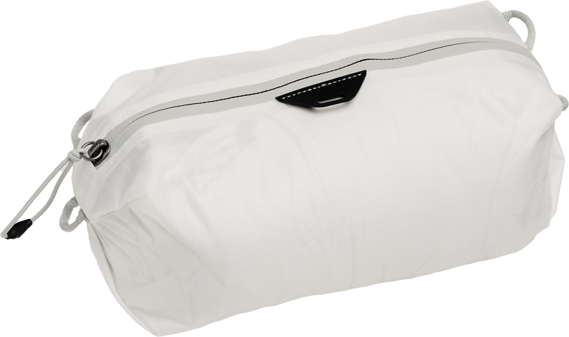 Peak Design Ultralight Packing Cube X-Small Cloud näkyy valkoisella taustalla, ja siinä on valkoinen suorakulmainen muotoilu, musta vetoketjun vetoketju ja harmaa kiristysnauha toisessa päässä.