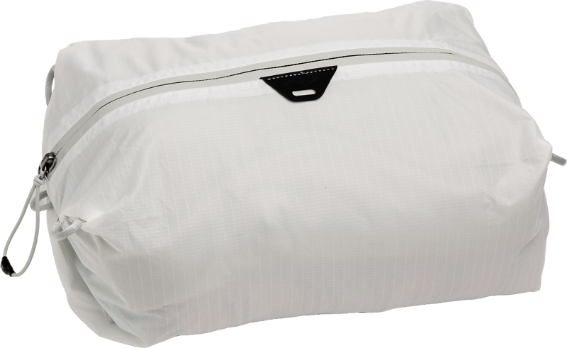 Peak Design Ultralight Packing Cube Small Cloud on valkoinen matkapussi, jossa on musta vetoketjun vetoketju ja minimalistinen muotoilu, joka näkyy tavallisella valkoisella pohjalla.