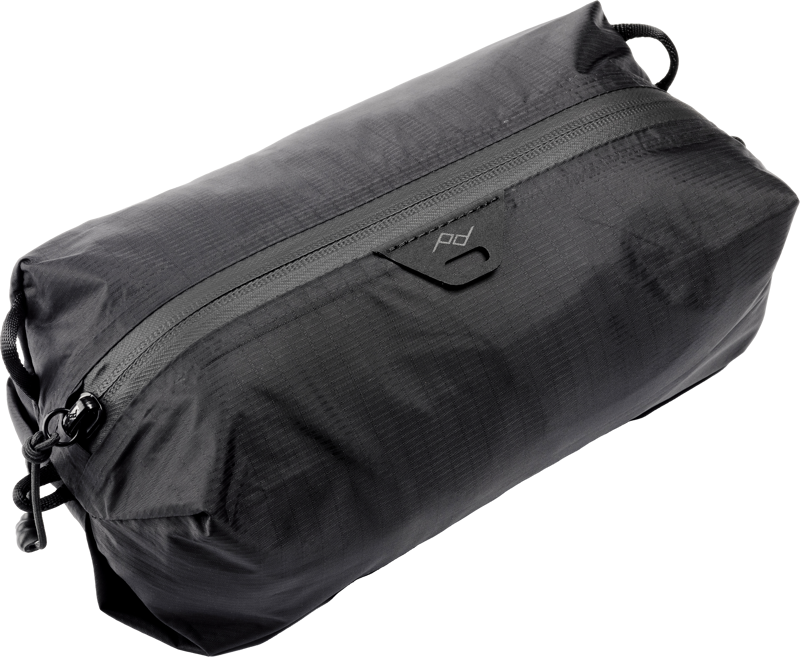 Peak Design Ultralight Packing Cube X-Small Black on musta, suorakulmainen, kevyestä, vedenkestävästä kankaasta valmistettu vetoketjullinen pussi, jossa on pieni päätysilmukka ja minimalistinen muotoilu.