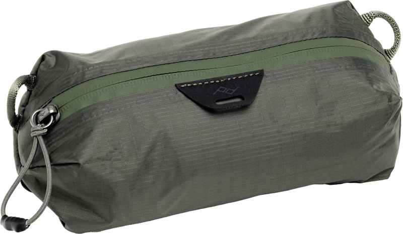 Peak Design Ultralight Packing Cube XX-Small in Sage on vihreä, suorakulmainen, vetoketjullinen pussi, joka on valmistettu kevyestä ripstop-kankaasta ja jossa on kangaslenkki molemmissa päissä ja pieni musta logolaastari vetoketjun lähellä.