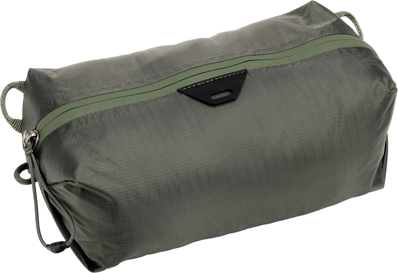 Peak Design Ultralight Packing Cube X-Small in Sage on vihreä, suorakulmainen ripstop-kankaasta valmistettu matkapussi, jossa on silmukkakahvat molemmissa päissä ja tumma vetoketju ylhäällä.
