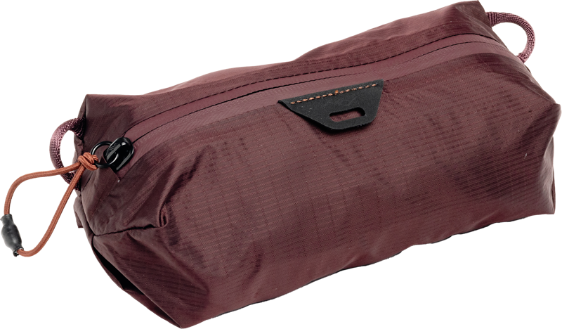 Peak Design Ultralight Packing Cube XX-Small Eclipse on ruskeankeltainen ripstop suorakulmainen pussi, jossa on vetoketjullinen sulkeminen, sivuvetosilmukka ja musta vetoketjun vetonaru.
