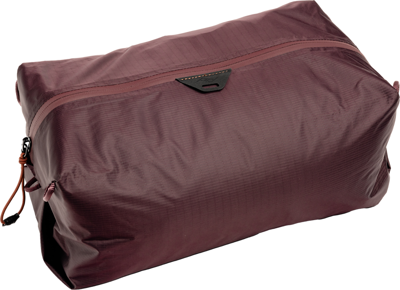 Peak Design Ultralight Packing Cube Small Eclipse on ruskeankeltainen, kevyestä ripstop-kankaasta valmistettu vetoketjullinen matkapussi, jossa on pieni musta yläkahva ja sivuvetoketju.