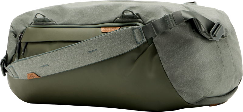 Peak Design Travel Duffel 50L Sage -mallistossa on tilava muotoilu, leveä pehmustettu olkahihna, vetoketjullinen sivutasku ja hienovaraiset nahkaiset korostukset.