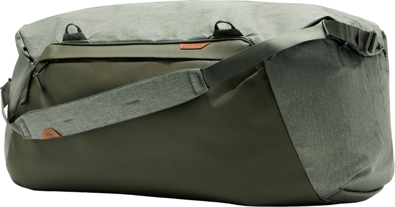 Peak Design Travel Duffel 80L in Sage on suuri, oliivinvihreä laukku, jossa on leveä säädettävä olkahihna, vetoketjullinen etutasku ja minimalistinen muotoilu.