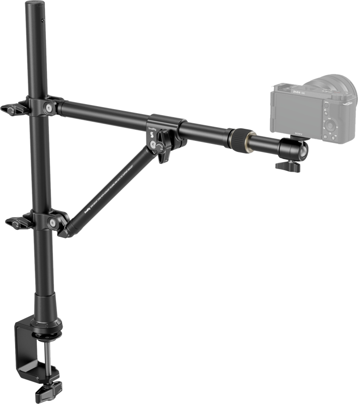 SmallRig 4304 Desktop Overhead Photography / Live Streaming Bracket on musta säädettävä varsi, jossa on kiinnittimet ja joka on kiinnitetty pystytolppaan ja työpöydän reunaan, ja joka kiinnittää digitaalikameran yläpuolelle tai kulmaan valokuvia ja videoita varten.