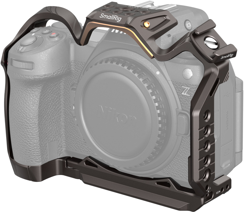 Nikon Z 6III -kameraan on asennettu SmallRig 4521 Night Eagle Cage for Nikon Z 6III, joka tarjoaa suojaavan, mukautettavan kehyksen ja useita lisävarustekiinnikkeitä. Kamera näkyy harmaasävyisenä; häkki erottuu värillisenä.