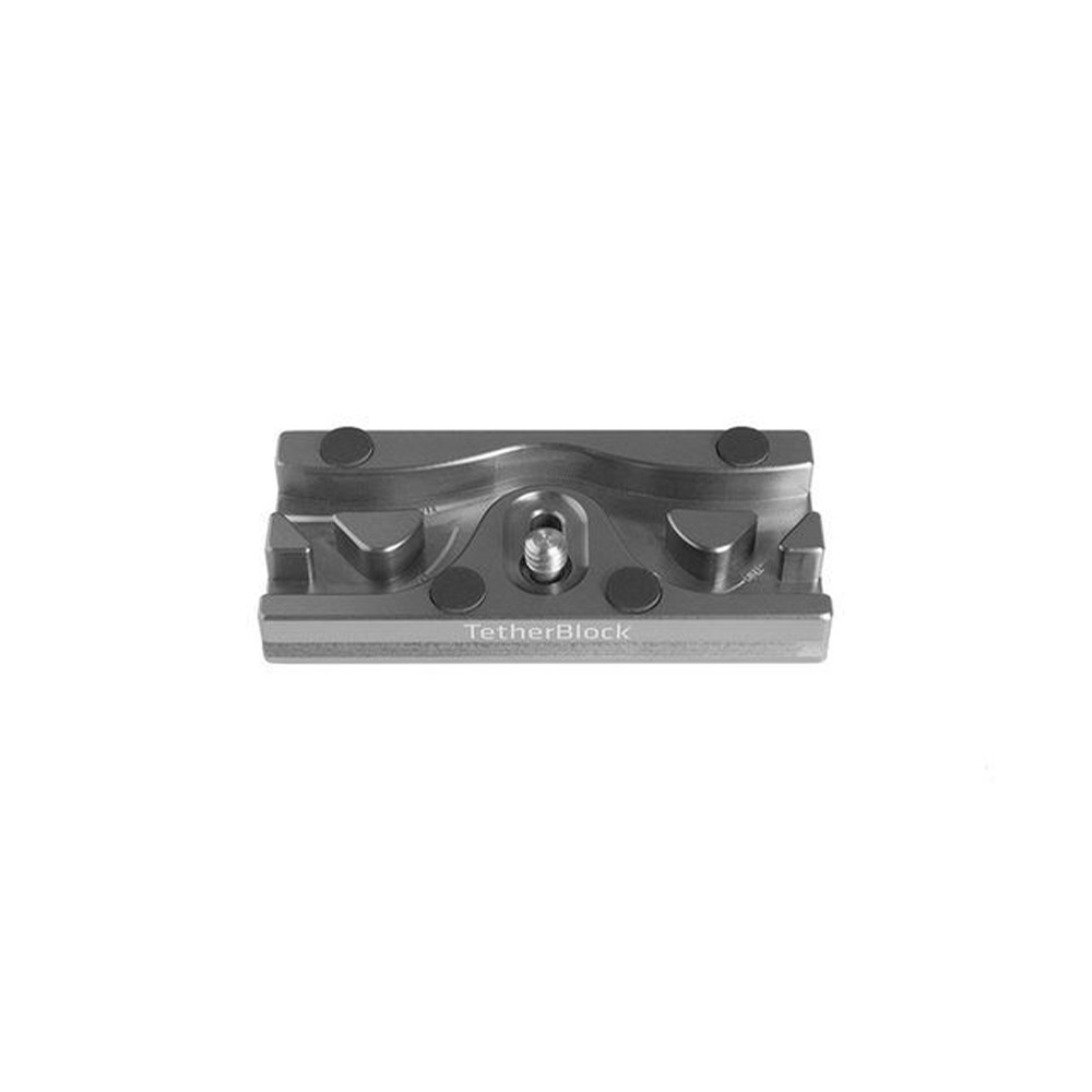 tetherblock arca Tether Tools TetherBlock Arca Graphite on metallinen kameran lisävaruste, jossa on keskiruuvi ja urat kaapeleiden kiinnittämiseen valokuvauksen aikana. Se on esillä valkoisella pohjalla.