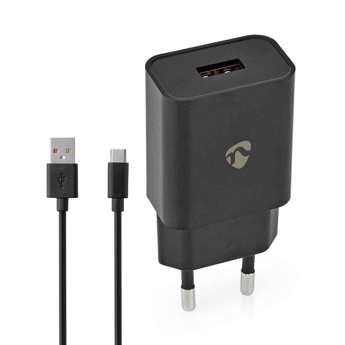 Nedis 12W USB-C seinälaturi, musta seinälaturi, jossa on kaksi pyöreää piikkiä ja USB-portti, USB-A-USB-C-latauskaapelin vieressä.