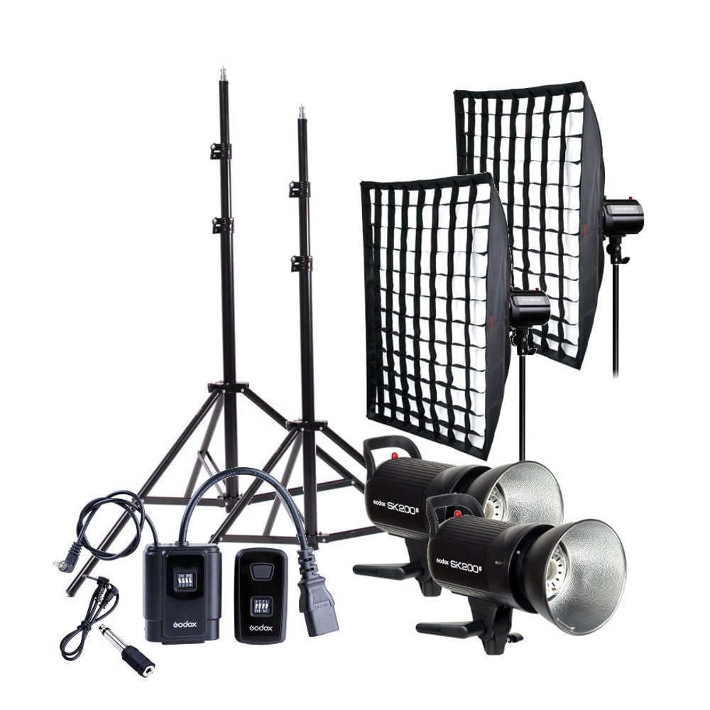 Godox SK200II Duo kit - studiosalama sisältää kaksi studiosalamaa, joissa on kaksi studiosalamaa, kaksi valotelinettä, virtajohdot, kaukolaukaisusarja ja liittimet, kaikki valkoista taustaa vasten.