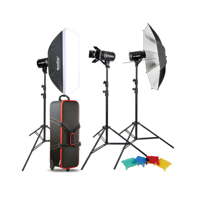 Godox Studio Kit E250 D -studiosalama sisältää kaksi valotelinettä, softboxin, sateenvarjon, studiovalot, rullakantolaukun ja neljä värillistä geelisuodatinta (punainen, vihreä, sininen, keltainen), jotka on järjestetty valkoiselle taustalle.