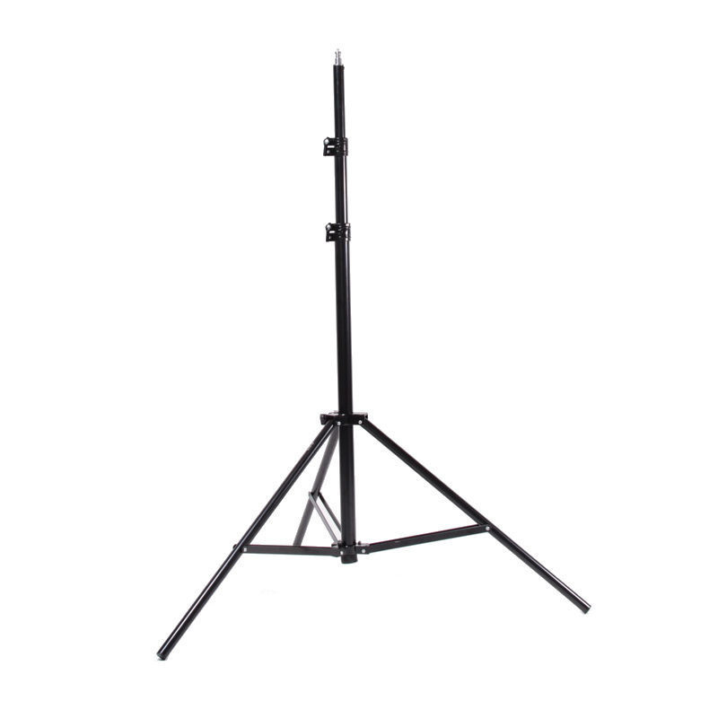 Godox SK400II Complete Flash Kit -salamalaitesarjassa on musta, säädettävä kolmijalkainen jalusta, jossa on kolme vakautta lisäävää jalkaa, ihanteellinen valokuvaus- tai videolaitteiden tukemiseen, kuvassa valkoista taustaa vasten.