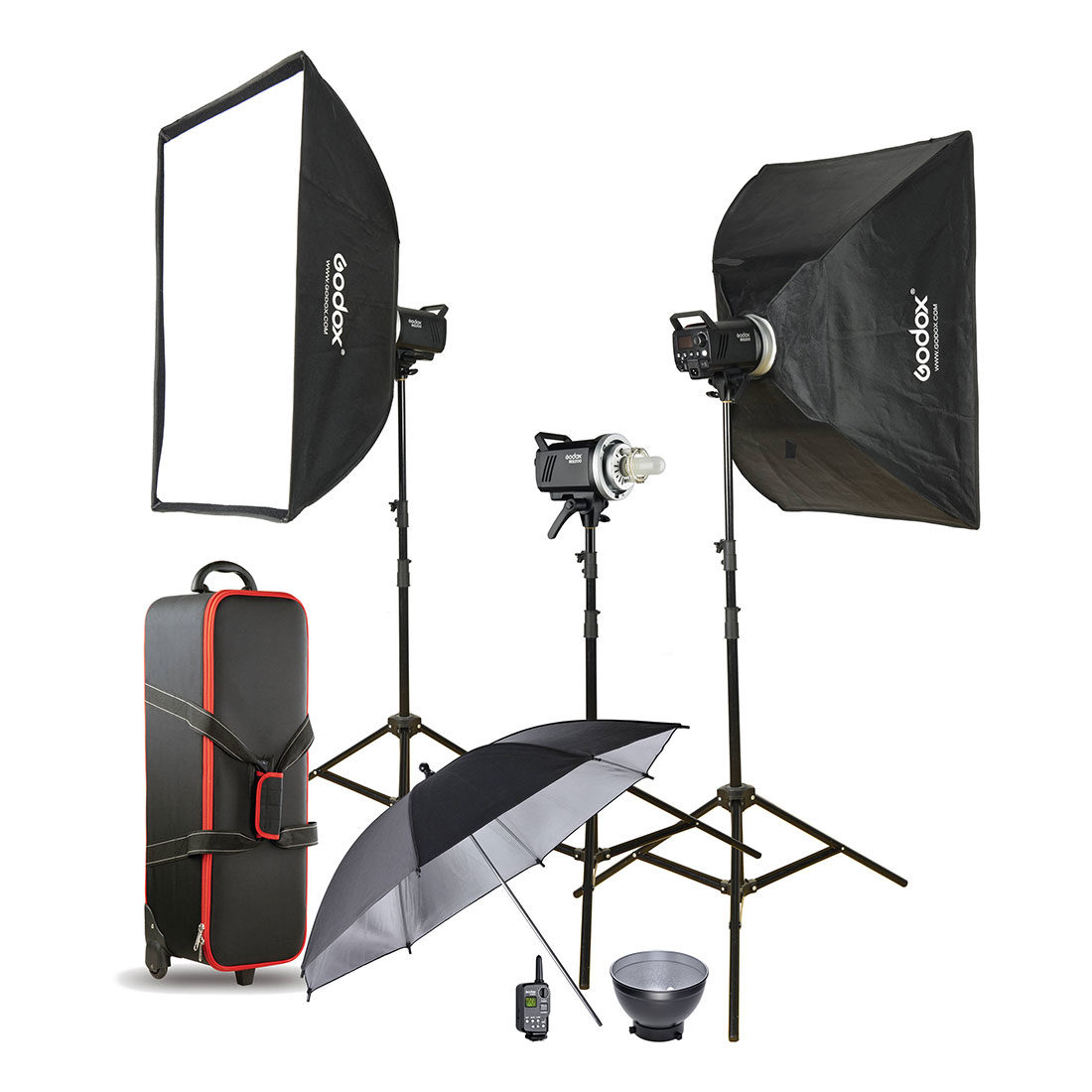 Godox MS200 D Trio Studio Flash Kit sisältää kaksi softbox-valaisinta jalustoilla, mustan ja hopeanvärisen sateenvarjon, langattoman laukaisimen, heijastinlautasen ja mustan kantolaukun, jossa on punainen reunus.
