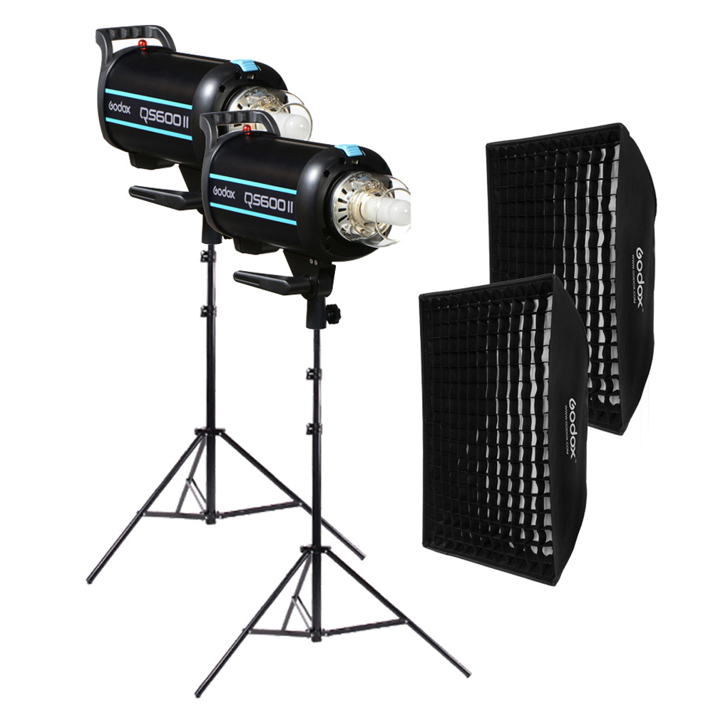 Godox QS600II Duo High Performance Kit -studiosalama sisältää kaksi studiostrobovaloa jalustoilla, suorakulmaisilla softboxeilla ja ritilädiffuusoreilla, kaikki valkoista taustaa vasten.