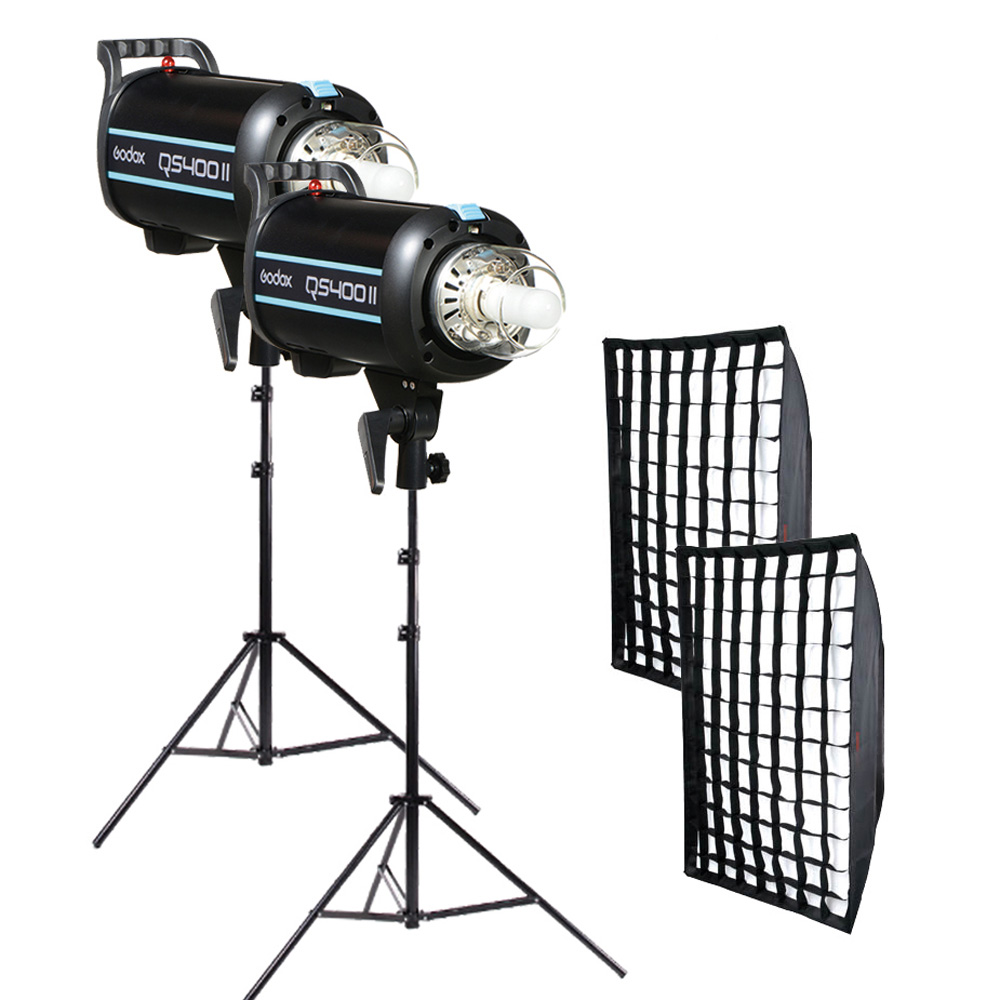 Godox QS400II Duo High Performance Kit sisältää kaksi mustaa studiostroboskooppivalaisinta säädettävällä jalustalla, jotka on asetettu vierekkäin, ja kaksi suorakulmaista softbox-ristikkoa on sijoitettu oikealle.
