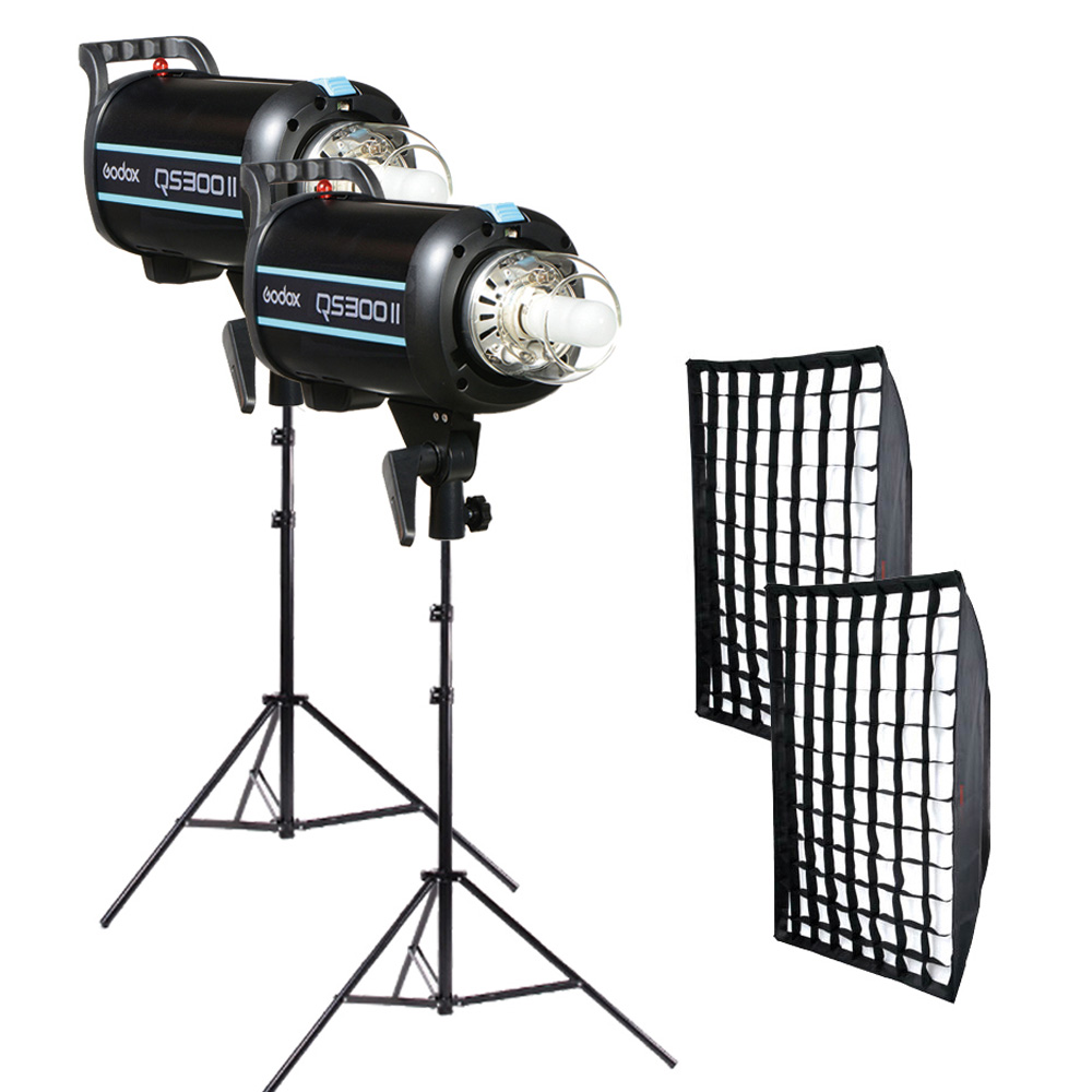 Godox QS300II Duo High Performance Kit sisältää kaksi mustaa studiostroboskooppivalaisinta säädettävillä jalustoilla ja kaksi suorakulmaista softboxia, joissa on ristikkodiffuusorit, jotka sopivat täydellisesti ammattimaiseen valokuvaukseen.