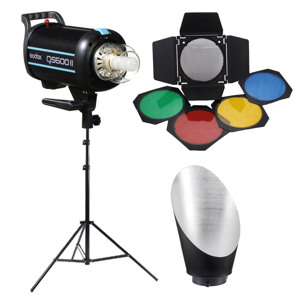 Godox QS600II Background Kit -studiosalama on esillä jalustalla, jossa on neljä värillistä suodatinta (punainen, vihreä, keltainen, sininen) ja sen vieressä hopeinen heijastin.