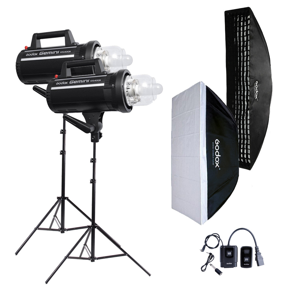 Godox GS400II Creative kit -studiosalama sisältää kaksi asennettua GS400II-valaisinta jalustoilla, suorakulmaisen softboxin, jossa on ritilä, virtajohdot ja kaukolaukaisusarjan, kaikki valkoisella pohjalla.
