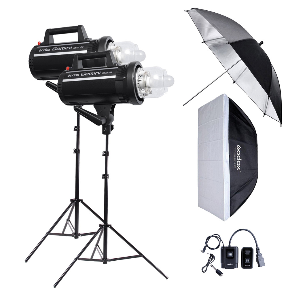 Godox GS200II Creative Kit -studiosalama sisältää kaksi mustaa stroboskooppivalaisinta jalustoilla, mustavalkoisen sateenvarjon, suorakulmaisen softboxin ja kaksi virtajohtoa ohjausyksiköillä, kaikki valkoisella pohjalla.
