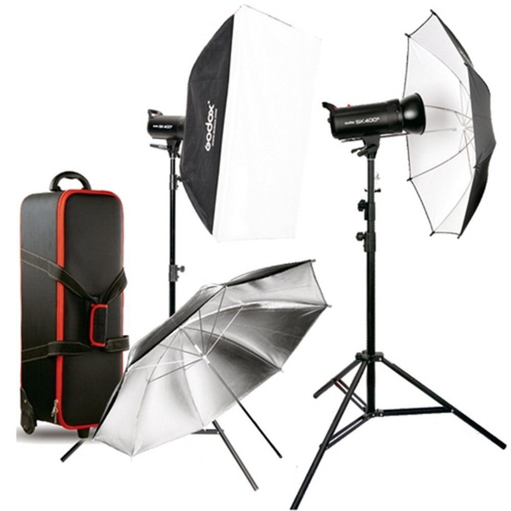 Godox SK400II Studio Flash Kit 400 E sisältää kaksi studiovaloa jalustoilla, softboxin, hopeanvärisen ja valkoisen sateenvarjon sekä mustan rullattavan kantolaukun, jossa on punaiset aksentit - täydellinen ammattikuvaukseen.