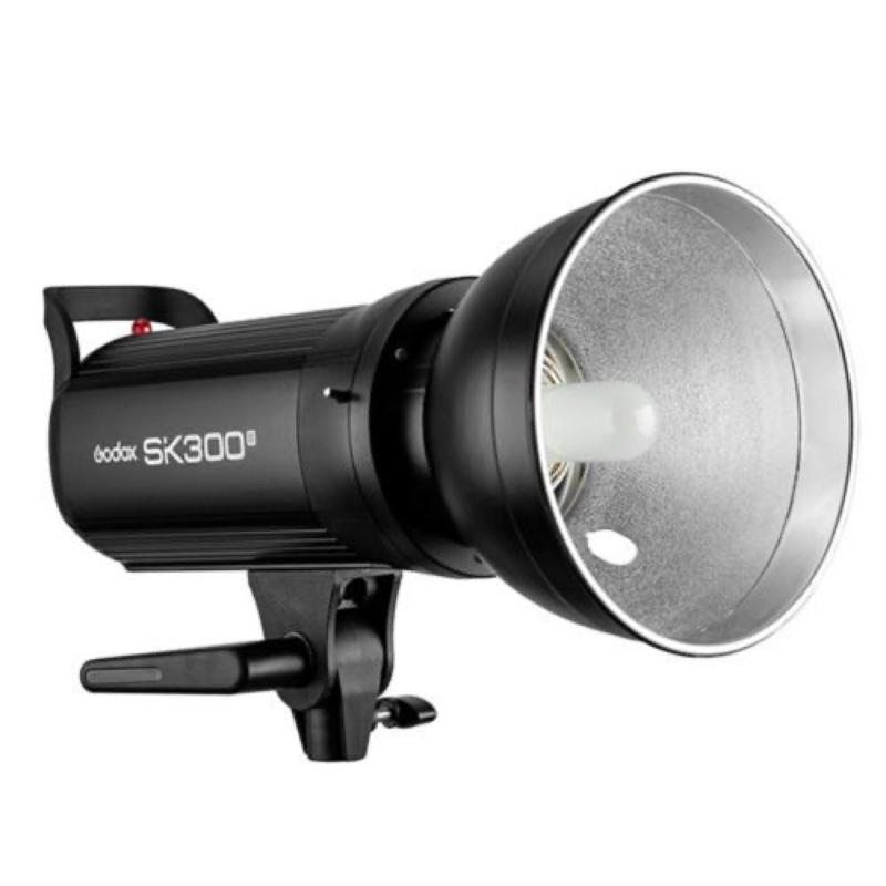 1646824537_066 Godox SK300II D Trio Studio Flash Kit -studiosalama on musta studiosalamavalaisin, jossa on hopeinen heijastin ja kiinnitysteline, ihanteellinen ammattimaiseen valokuvaukseen.