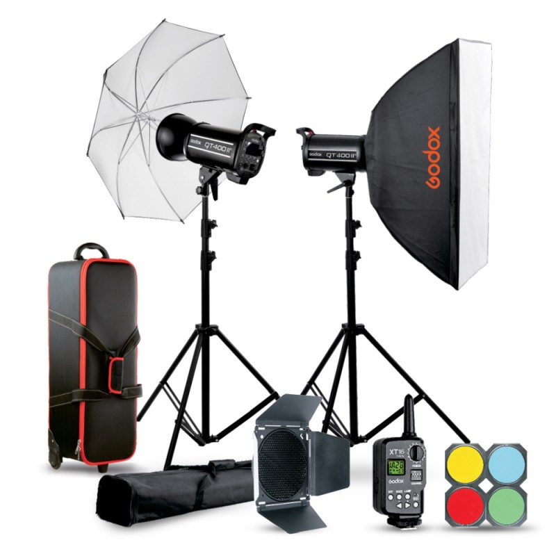 1664794965_191 Godox QT400IIM-C Duo studio kit -studiosalama näkyy valkoisella taustalla, jossa on kaksi valotelinettä ja asennetut valot, sateenvarjo, softbox, kantolaukku, ohjausyksikkö, värigeelit ja barndoor-kiinnitys.