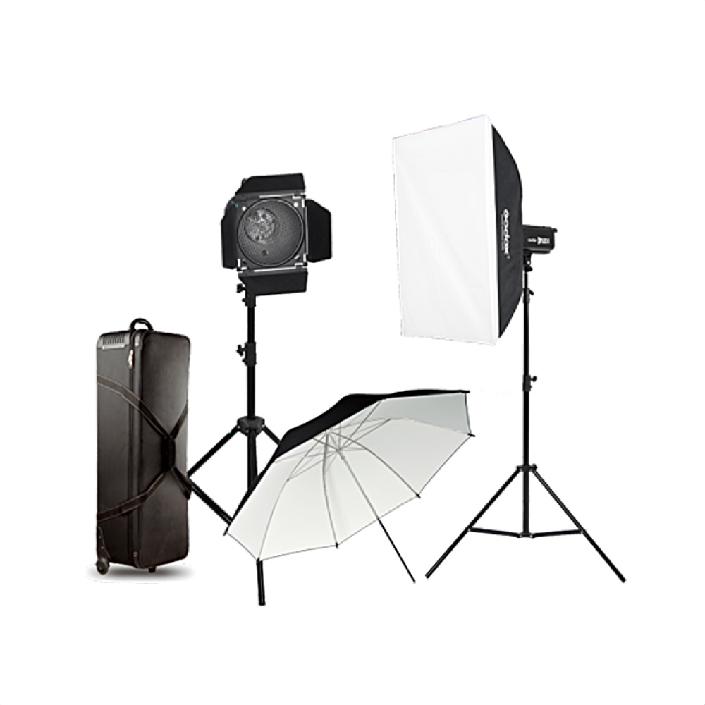 1670499764_937 Godox DP600III Duo Studio Flash Kit sisältää softbox-valon, valonheittimen, suuren sateenvarjoheijastimen ja mustan kantolaukun, jotka on järjestetty valkoista taustaa vasten.