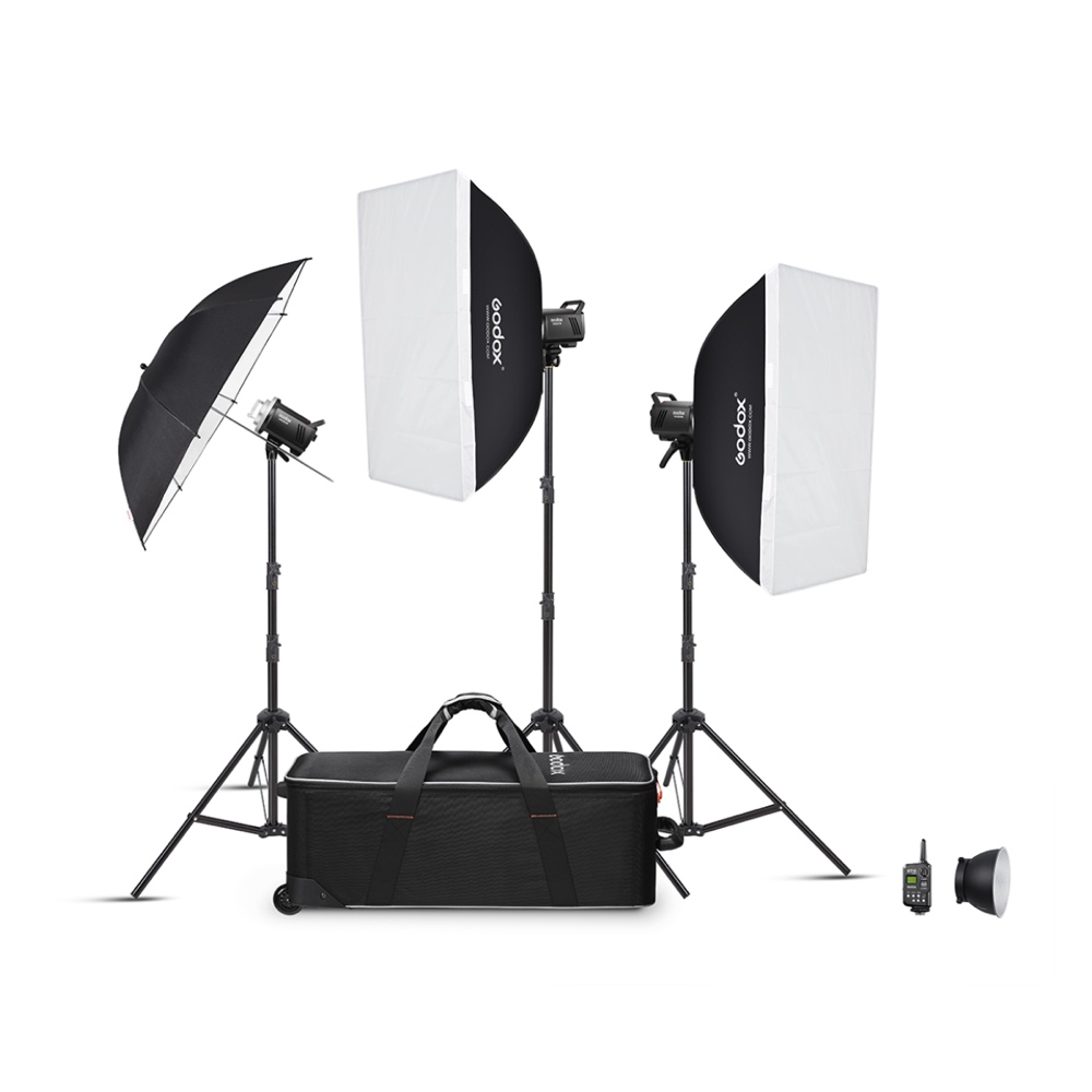 Screenshot Godox MS200V D Trio Studio Flash Kit sisältää kaksi softboxia, mustan sateenvarjon, kolme valaisinjalustaa, joihin on asennettu valot, suuren mustan kantolaukun, kaukosäätimen ja pienen heijastimen.