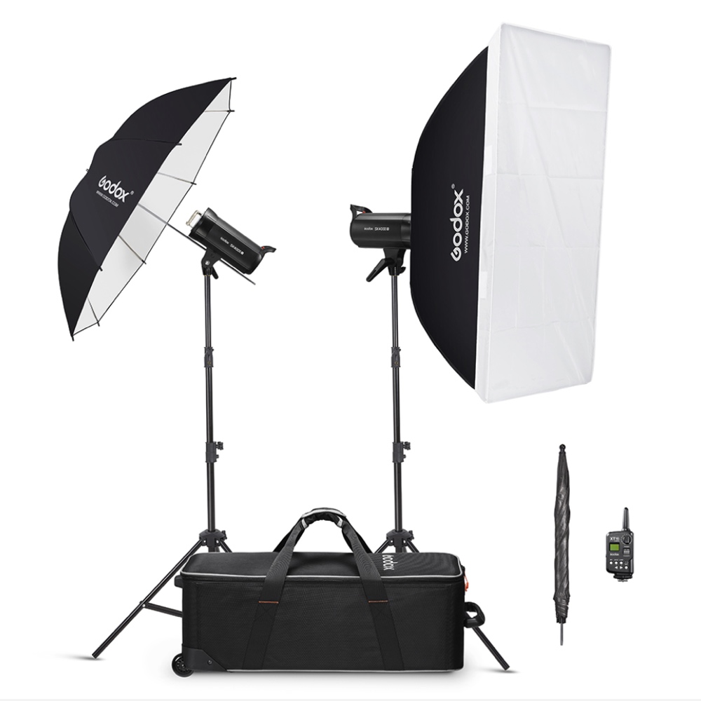 Screenshot Godox SK300IIV C Duo Studio Flash Kit sisältää kaksi studiovaloa jalustoilla, mustan sateenvarjon, suorakulmaisen softboxin, lisäsateenvarjon, käsikäyttöisen kaukolaukaisimen ja mustan kantolaukun.