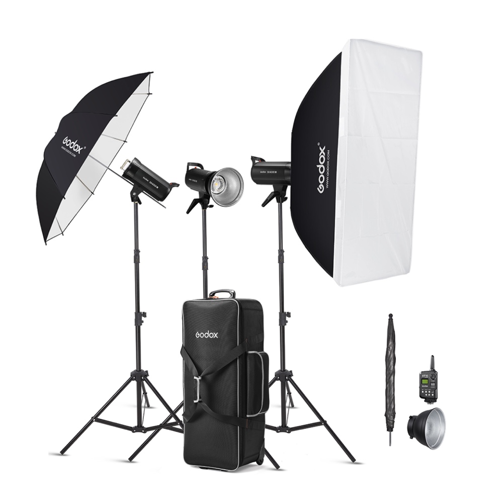 Screenshot Godox SK400IIV D Trio Studio Flash Kit sisältää kaksi softboxia jalustalla, sateenvarjoheijastimen jalustalla, kaukolaukaisimen, hopeisen heijastimen, lisäsateenvarjon ja mustan kantolaukun.