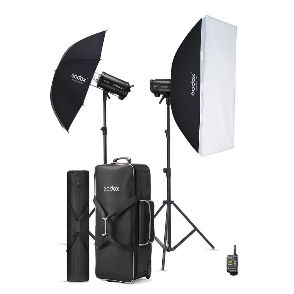 1704292742_714 Godox QT600IIIM C Duo Studio Kit -studiosalama sisältää kaksi studiovaloa jalustoilla, yhden sateenvarjon, yhden softboxin, kantolaukun, sylinterimäisen laukun ja käsikaukosäätimen.