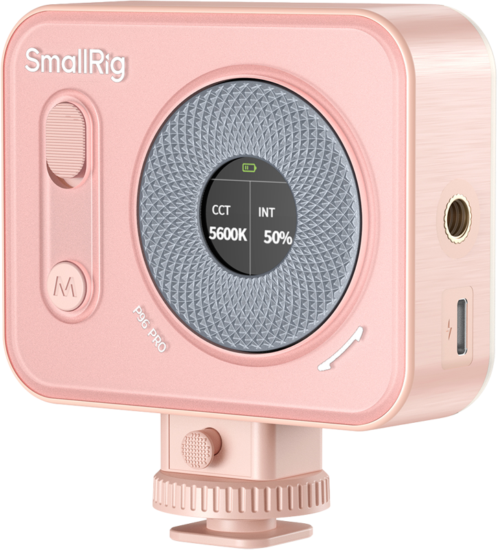 SmallRig 4786 Vibe P108 Pro mini LED-videovalaisimessa vaaleanpunaisessa värissä on pyöreä kuvioitu etunäyttö, jossa näkyy CCT 5600K ja INT 50 %, säätöpainikkeet, USB-C-portti ja kiinnitysruuvi.
