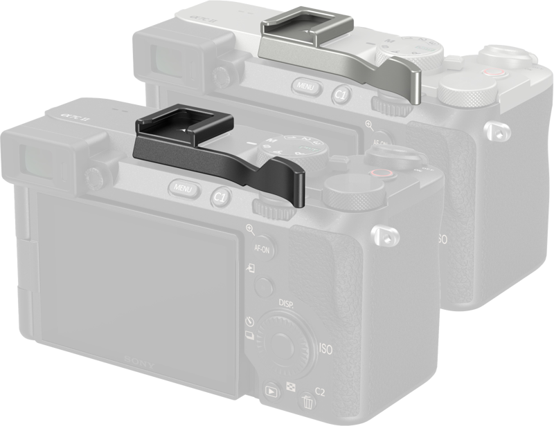 Kaksi SmallRig 4820 -peukalokahvaa Sony Alpha 7C II:lle/Alpha 7CR:lle/Alpha 7C Blackille on kiinnitetty kameran kenkäkiinnikkeisiin, mikä parantaa otetta ja hallintaa. Kamerat näkyvät osittain läpinäkyvinä peukalokahvojen korostamiseksi.