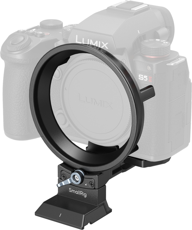 SmallRig 4702 Rotatable Horizontal-to-Vertical Mount Plate Kit for LUMIX S5 II / S5 IIX / G9 II on kiinnitetty Panasonic Lumix S5 II -kameran rungon eteen, joka näkyy epäselvänä taustalla. Pakkauksessa on jalusta, jossa on säätönupit.