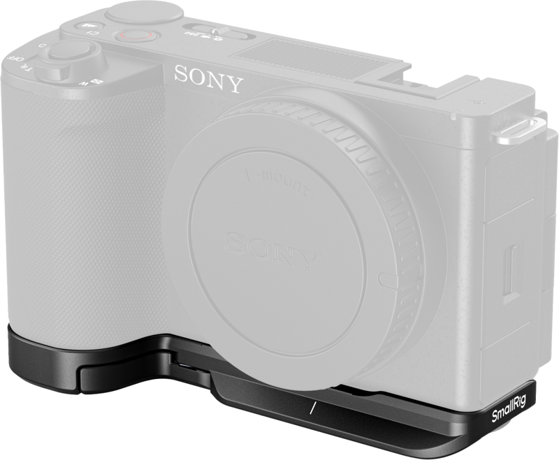 Lähikuva Sony ZV-E10 II -kameran rungosta, joka on kiinnitetty mustaan SmallRig 4950 Baseplate -alustaan ilman objektiivia. Vaaleanharmaa kamera erottuu tarkennetusta pohjalevystä, jossa on selkeä merkintä "SmallRig".
