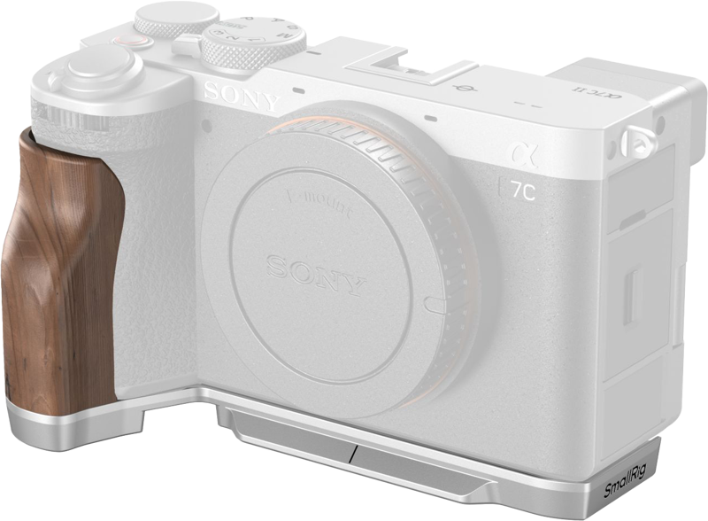 Lähikuva hopeanvärisestä Sony Alpha 7C -kameran rungosta ilman objektiivia, jossa on SmallRig 4796 L-muotoinen kiinnityslevy, jossa on puinen kahva kiinnitettynä vasempaan kylkeen ja metallinen pohjalevy.