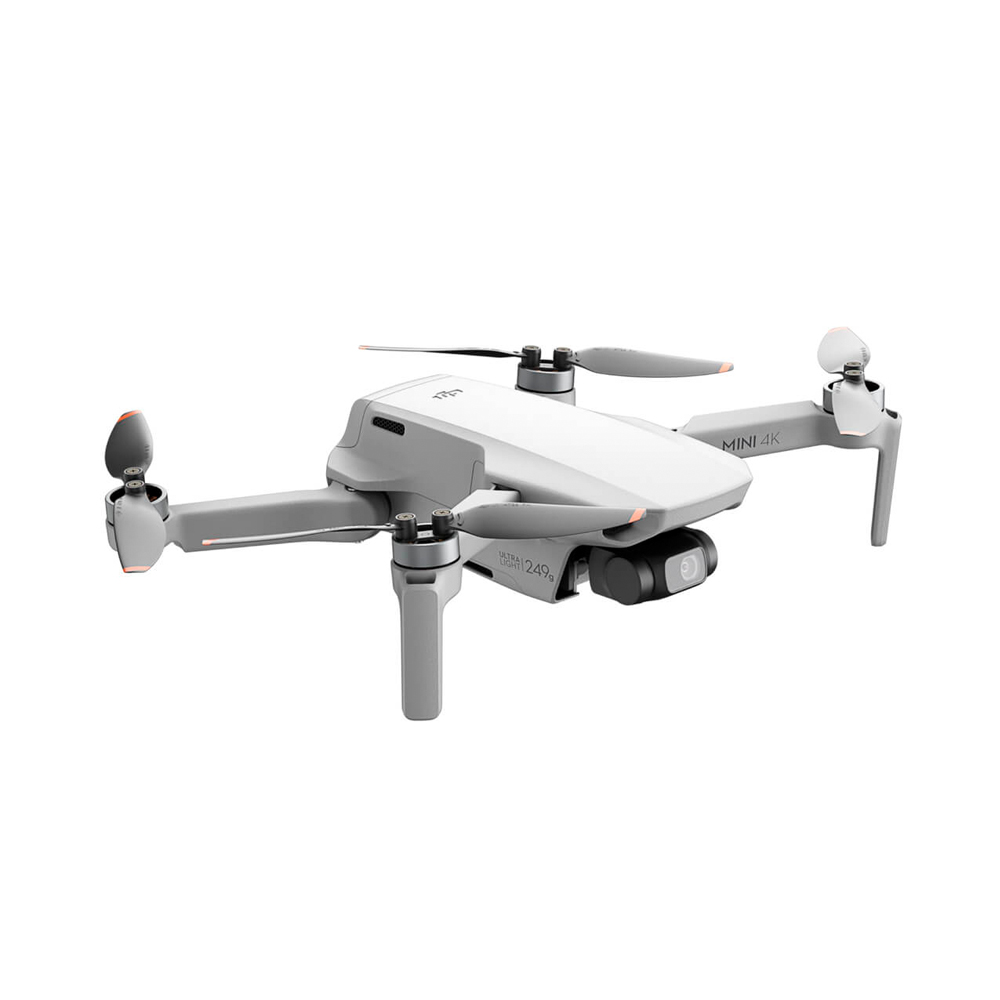 Dji_mini4K_001 DJI Mini 4K + RC-N1 ohjain -lennokki on pienikokoinen valkoinen nelikopteri, jossa on neljä potkuria, etupuolen alapuolinen kamera ja "Mini 4K" -merkintä kyljessä, jossa on tyylikäs muotoilu valkoista taustaa vasten.
