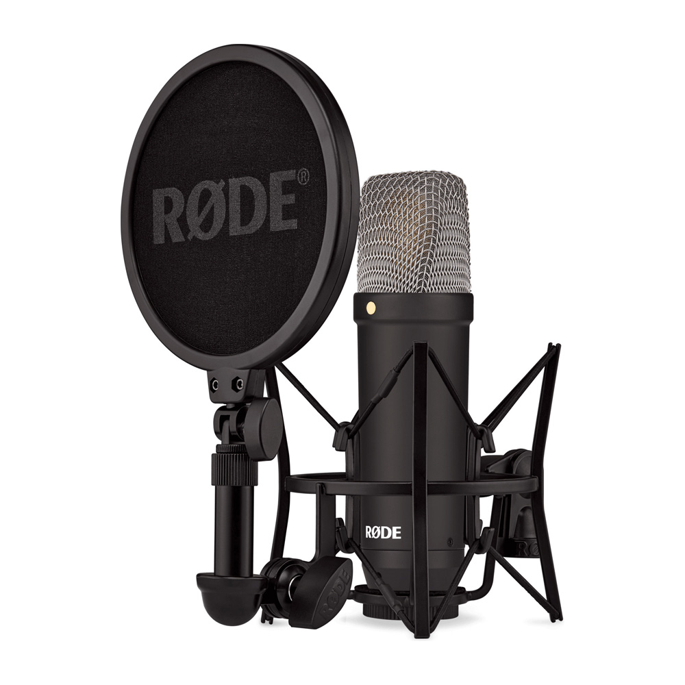 Rode NT1 Signature Black -studiomikrofoni, jossa on verkkosäleikkö ja iskukiinnike, istuu pyöreän pop-suodattimen takana, jossa on RØDE-logo, kaikki valkoisella pohjalla.