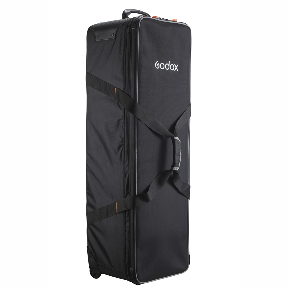 Godox CB-01 Carry Bag -kantolaukku on suuri, musta rullattava laukku, jossa on vahvistetut kahvat, tukihihnat ja vetoketjusuljenta - ihanteellinen valokuvauslaitteiden turvalliseen kuljettamiseen.