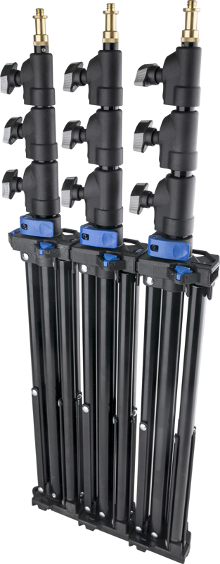 KUPO 070AC Mini Click Light Stand-3 Pack -pakkauksessa on kolme mustaa jalustaa, joissa on siniset säätöklipsit ja kultaiset kiinnikkeet, jotka on taitettu pystysuoraan vaaleanharmaata taustaa vasten.