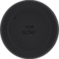 Pyöreä, musta Samyang Rear Cap Sony E:lle, jossa on harjattu reuna ja "FOR SONY" painettu keskelle. Pieni pyöreä syvennys reunan lähellä saattaa palvella toiminnallista tarkoitusta.
