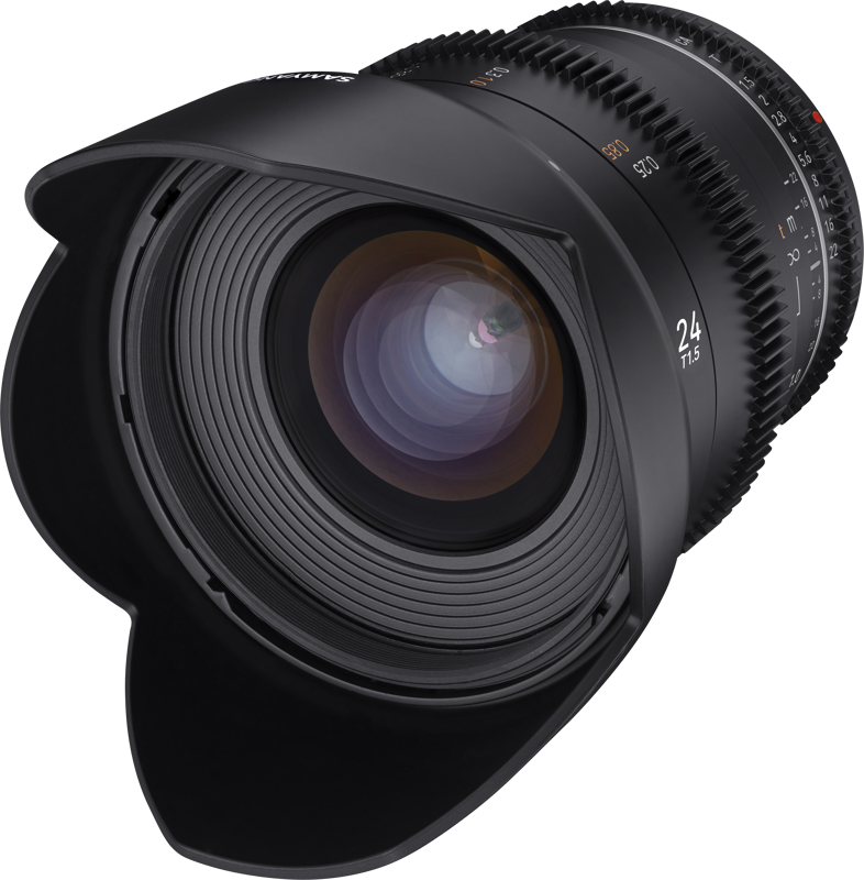 Lähikuva Samyang 24mm T1.5 VDSLR MK2 -objektiivista Canon EF:lle, jossa on musta runko, terälehden muotoinen huppu, tarkennus- ja aukkorenkaat sekä näkyvät lasielementit vaaleaa taustaa vasten.