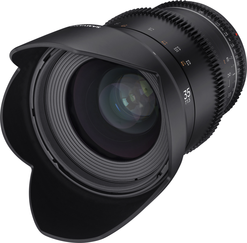 Lähikuvassa Samyang 35mm T1.5 VDSLR MK2 for Canon EF -objektiivista näkyy sen musta runko, terälehden muotoinen linssinsuojus, yksityiskohtaiset tarkennus- ja aukkomerkinnät sekä sivuun kaiverrettu "35 T1.5".