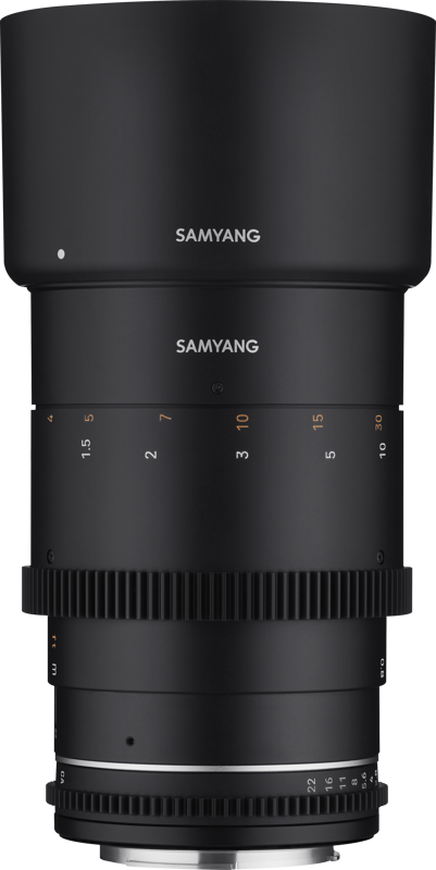 Samyang 135mm T2.2 VDSLR MK2 - Canon EF on musta kameraobjektiivi, jossa on valkoiset ja oranssit polttoväli- ja aukkomerkinnät, kuvioidut tarkennus- ja aukkorenkaat, ja sen mukana toimitetaan suuri vastavalosuoja.